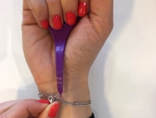 Les accroche bracelet, l'invention incontournable pour attacher ses bracelets